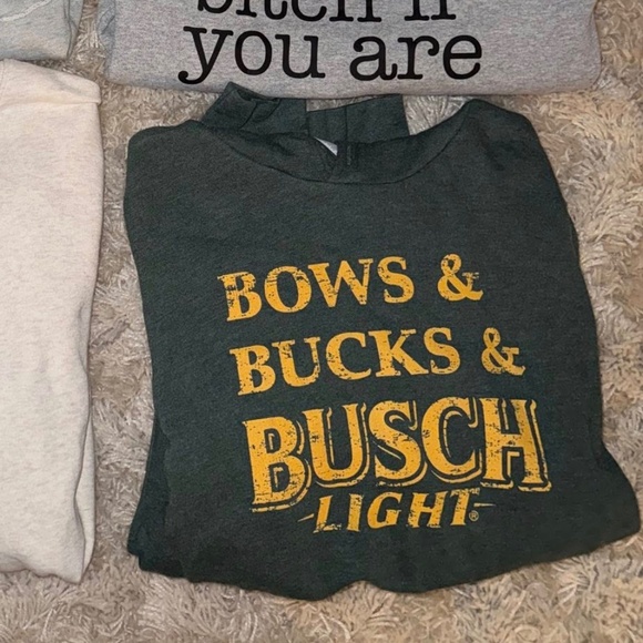 4 Pullovers: 2 Crewnecks & 2 Hoodies - Picture 5 of 5